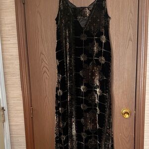 Chaser Elegant Black and Gold Velvet Maxi Dress with Tribal Pattern